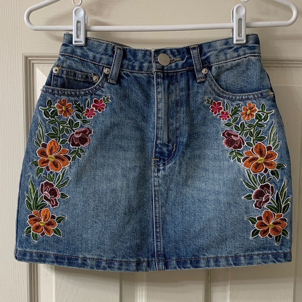 🌷3 for $25🌷Forever 21, US XS, Blue Orange & Purple Floral Denim Mini Skirt